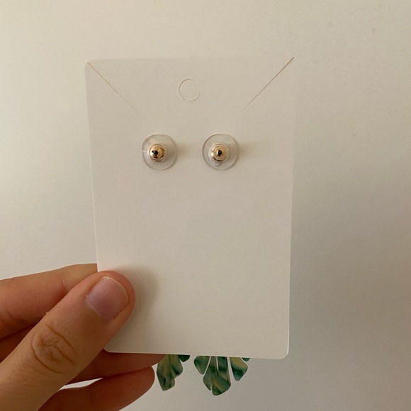 3/$30🖤 Green Acrylic Fern Leaf Pearl Earring Set - Picture 10 of 11